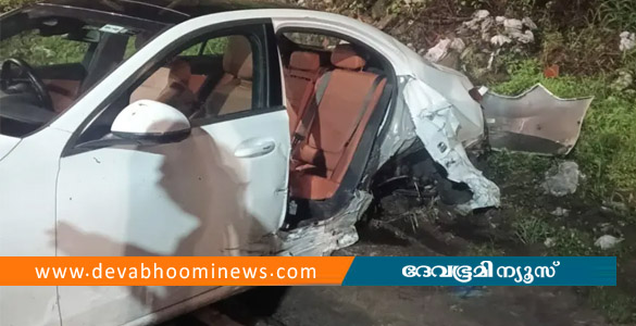 കാക്കനാട് നിയന്ത്രണം വിട്ട കാര്&zwj; വൈദ്യുതി പോസ്റ്റില്&zwj; ഇടിച്ച് അപകടം; യുവാവ് മരിച്ചു