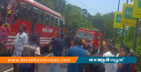 കണ്ണൂരിൽ സ്വകാര്യ ബസുകൾ കൂട്ടിയിടിച്ച് അപകടം; 30 ഓളം പേർക്ക് പരിക്ക്