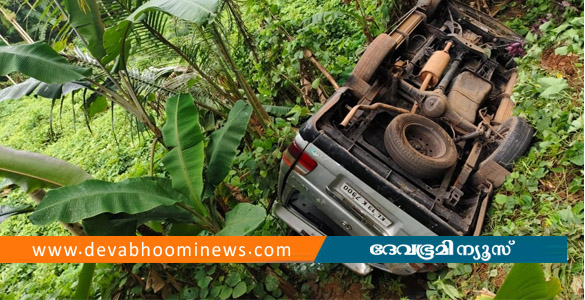 കൊല്ലത്ത് സ്കൂൾ വാഹനം താഴ്ചയിലേക്ക് മറിഞ്ഞ് അപകടം: 3 വിദ്യാർഥികൾക്ക് പരിക്ക്