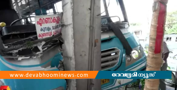 കുമ്പളം ടോൾ പ്ലാസയിൽ ബസ് നിയന്ത്രണം വിട്ട് അപകടം; യാത്രക്കാർക്ക് പരിക്ക്