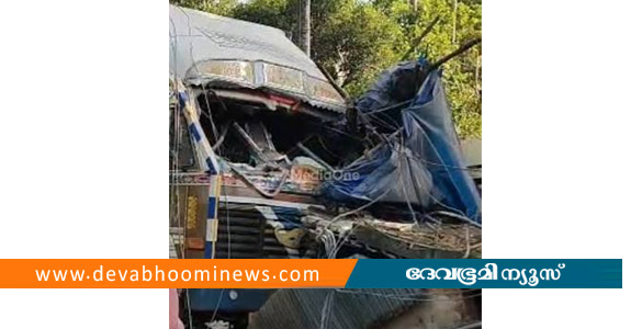 കണ്ടെയ്&zwnj;നർ ലോറി കടകളിലേക്ക് ഇടിച്ചു കയറി അപകടം