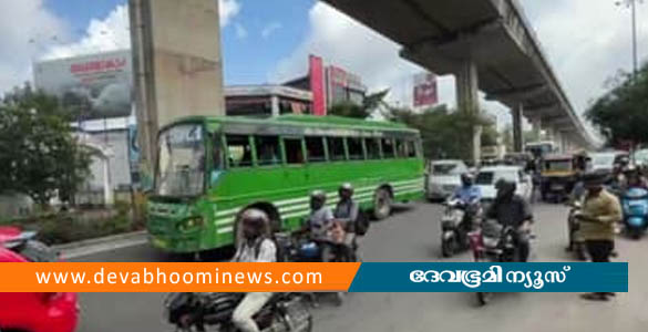 ഇടപ്പള്ളിയിൽ നടുറോഡിൽ ബസ് നിർത്തി ഡ്രൈവർ ഇറങ്ങിപ്പോയി; വൻ ഗതാഗതക്കുരുക്ക്