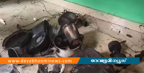 കാട്ടാക്കടയിൽ വീട്ടിൽ അതിക്രമിച്ച് കയറിയ സംഘം ഉപകരണങ്ങൾ അടിച്ചു തകർത്ത ശേഷം വീടിന് തീയിട്ടു
