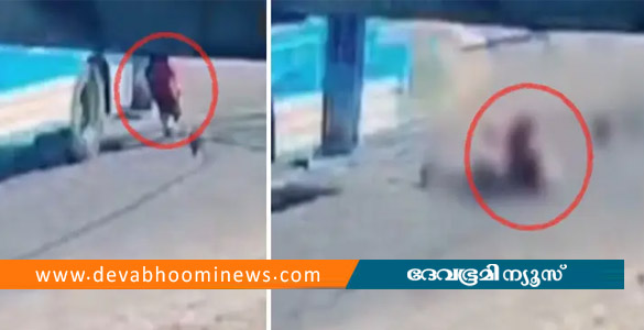 ചാവക്കാട് ഓടിക്കൊണ്ടിരുന്ന ബസിൽ നിന്ന് ഗർഭിണി റോഡിലേക്ക് തെറിച്ചുവീണു