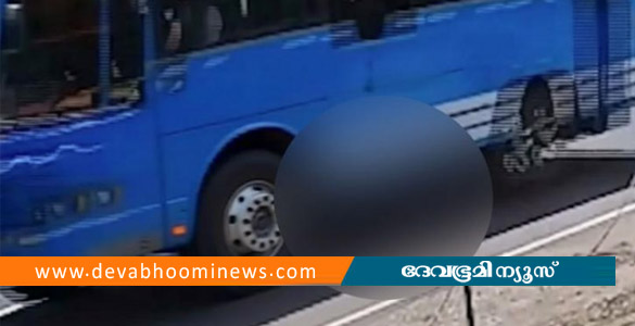 ചേറ്റുപുഴയിൽ സ്വകാര്യ ബസ് കയറിയിറങ്ങി സ്&zwnj;കൂട്ടര്&zwj; യാത്രക്കാരി മരിച്ചു