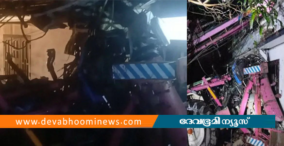 കാസർകോട് കുഴൽ കിണർ നിർമ്മാണ വണ്ടി വീടിനു മുകളിലേക്ക് മറിഞ്ഞ് 2 പേർക്ക് ദാരുണാന്ത്യം