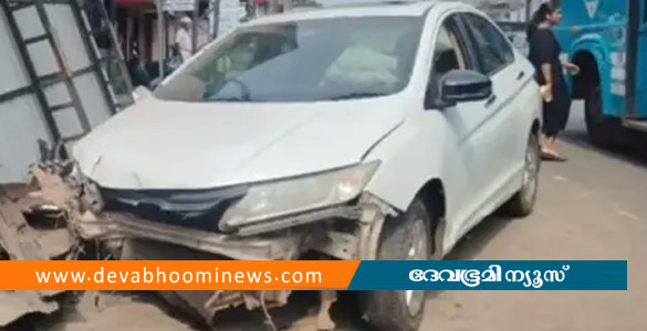 പൂനൂരിൽ കാർ ബസ് സ്റ്റോപ്പിലേക്ക് ഇടിച്ചുകയറി; യുവതിക്ക് ഗുരുതര പരിക്ക്