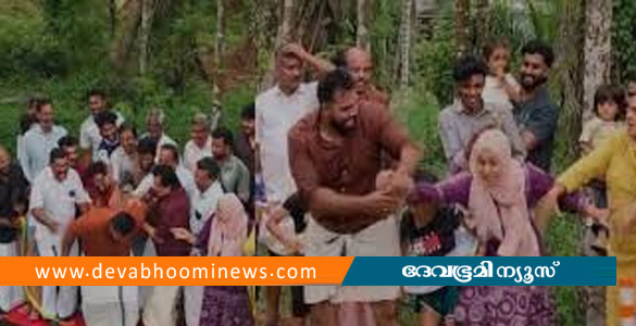 മലപ്പുറത്ത് ജനപ്രതിനിധികളെ വെള്ളത്തിലേക്ക് തള്ളിയിട്ട് കുളം ഉത്ഘാടനം