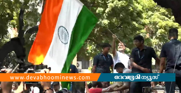 ഗ്യാനേഷ് രാജിവയ്ക്കണം; ബാരിക്കേഡിന് മുകളില്&zwj; കയറി ദേശീയ പതാകവീശി രാഹുല്&zwj; ഗാന്ധി