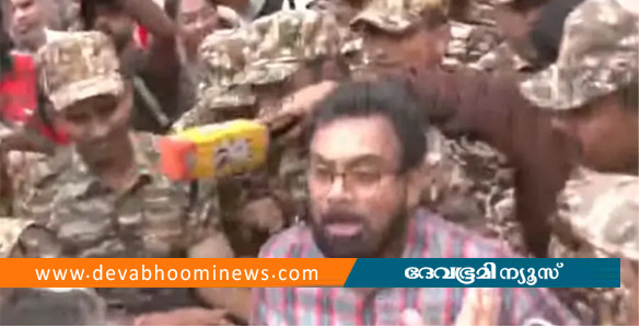 മാധ്യമങ്ങളെ കാണുന്നതിനിടെ ജോൺ ബ്രിട്ടാസ് എംപിയെ വലിച്ചിഴച്ച് കസ്റ്റഡിയിലെടുത്തു