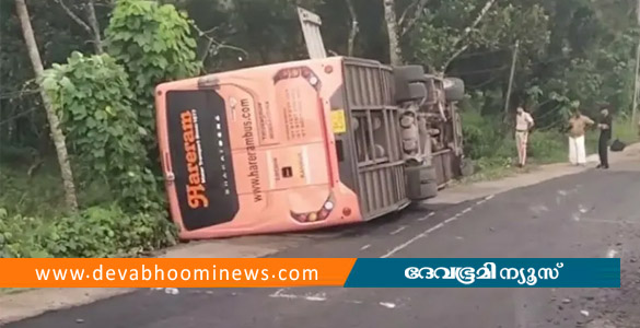 മാരാരിക്കുളത്ത് സ്വകാര്യബസ് നിയന്ത്രണംവിട്ട് മറിഞ്ഞു; 14 പേർക്ക് പരിക്ക്