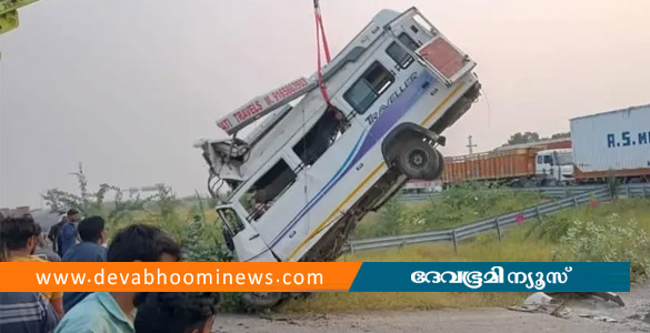 ഡൽഹി-മുംബൈ എക്സ്പ്രസ് വേയിൽ ബസ് മറിഞ്ഞ് എട്ട് മരണം; 17 പേർക്ക് പരിക്ക്
