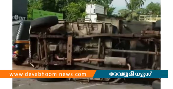 ആലപ്പുഴയിൽ ലോറിയും കാറും കൂട്ടിയിടിച്ച് അപകടം: യുവതിക്ക് പരിക്ക്