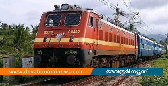 ആലുവയില്&zwj; ട്രെയിനിൽ നിന്നും ചാടിയിറങ്ങാൻ ശ്രമിച്ച യുവാവ് വീണുമരിച്ചു
