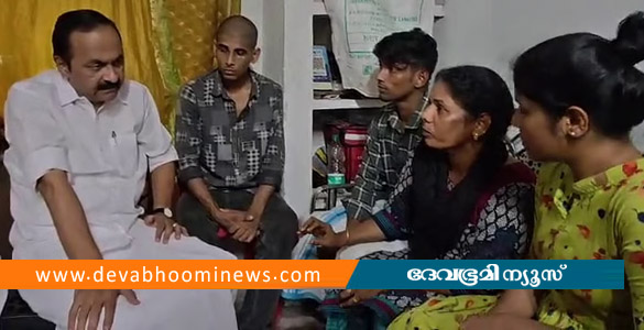 ചേരാനല്ലൂര്&zwj; വാഹനാപകടം: ജയബാലകൃഷ്ണന്റെ വീട് സന്ദര്&zwj;ശിച്ച് മുഖ്യമന്ത്രി